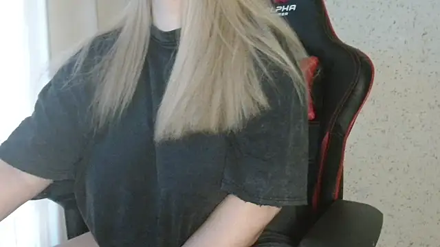 Snapshot of Miaxfox chatting on 02-17-26, 04:09 Miaxfox online show from 02-17-26, 04:09