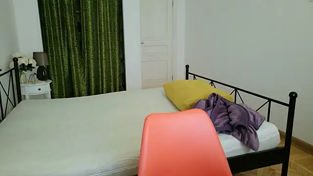 Snapshot of Di_na_Bell chatting on 01-19-26, 06:39 Di na Bell online show from 01-19-26, 06:39