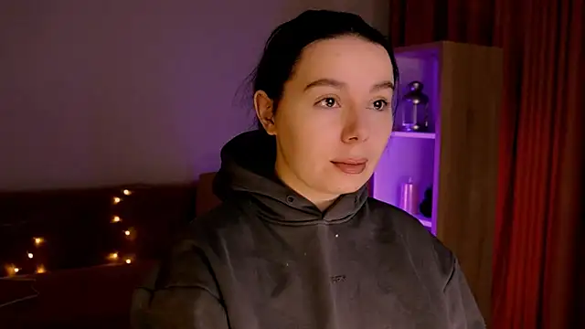 Snapshot of Di_na_Bell chatting on 02-15-26, 06:43 Di na Bell online show from 02-15-26, 06:43