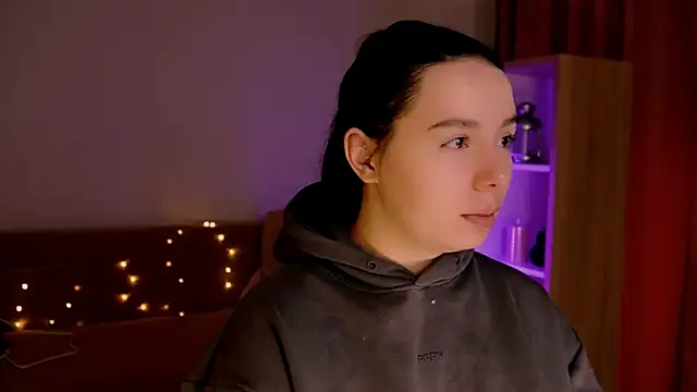 Snapshot of Di_na_Bell chatting on 02-15-26, 07:51 Di na Bell online show from 02-15-26, 07:51