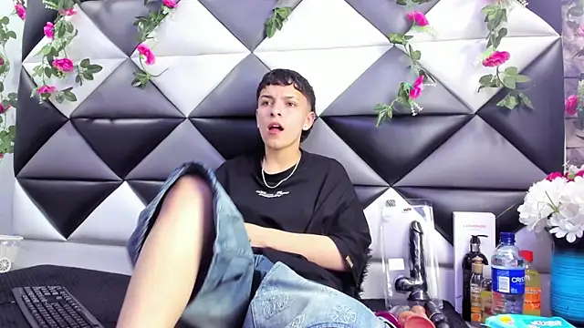 Snapshot of Megan_Thompson_ chatting on 10-18-25, 02:14 Megan Thompson  online show from 10-18-25, 02:14