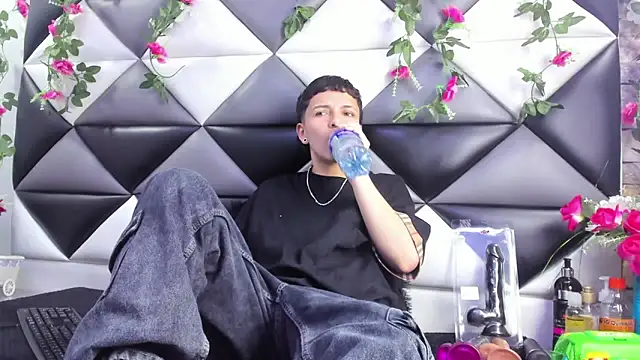 Snapshot of Megan_Thompson_ chatting on 10-29-25, 02:25 Megan Thompson  online show from 10-29-25, 02:25