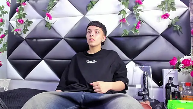 Snapshot of Megan_Thompson_ chatting on 10-30-25, 02:02 Megan Thompson  online show from 10-30-25, 02:02