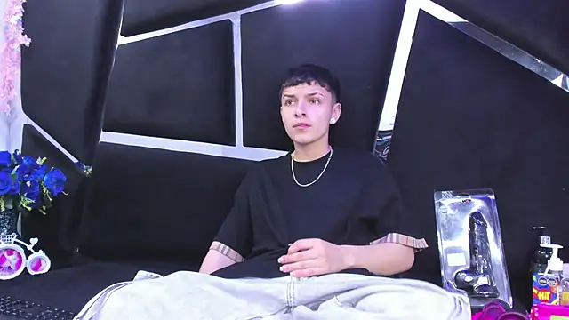 Snapshot of Megan_Thompson_ chatting on 12-19-25, 02:18 Megan Thompson online show from 12-19-25, 02:18