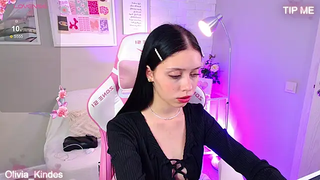 Olivia Kindes online show from 09-17-25, 05:14