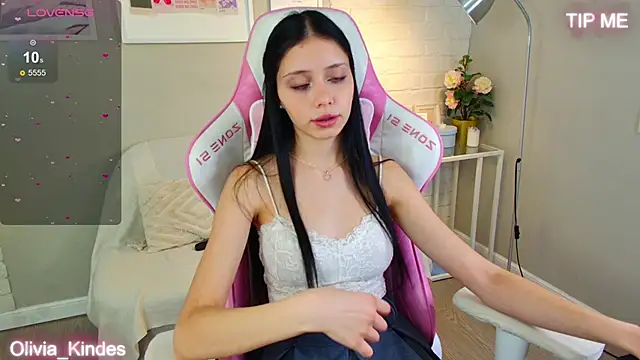 Olivia Kindes online show from 10-20-25, 05:02
