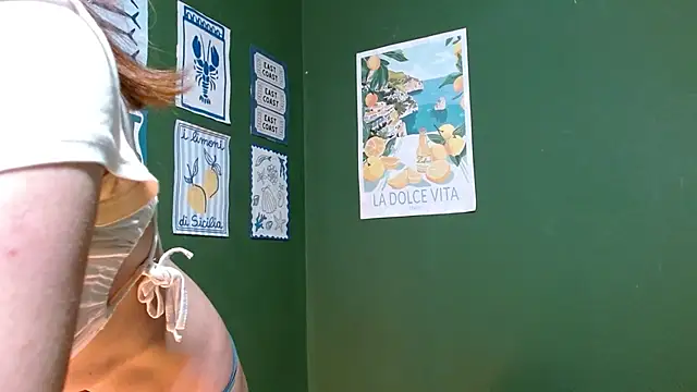 Snapshot of Roxiehood chatting on 10-18-25, 02:47 Roxiehood online show from 10-18-25, 02:47