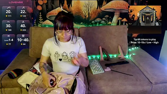 Snapshot of LunaBunny8 chatting on 10-07-25, 08:11 LunaBunny8 online show from 10-07-25, 08:11