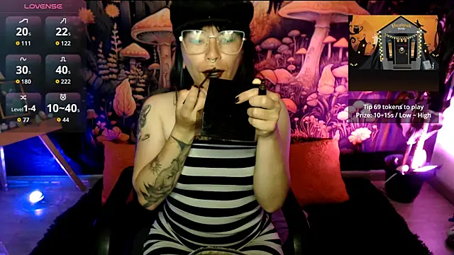 Snapshot of LunaBunny8 chatting on 10-18-25, 07:31 LunaBunny8 online show from 10-18-25, 07:31