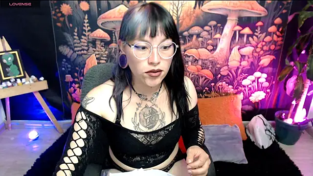 Snapshot of LunaBunny8 chatting on 10-27-25, 01:09 LunaBunny8 online show from 10-27-25, 01:09