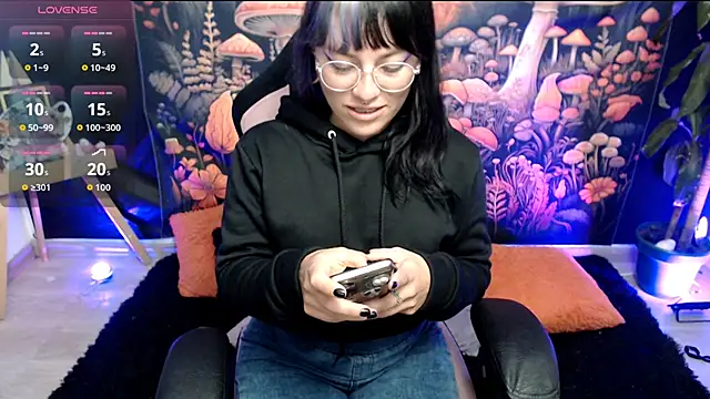 Snapshot of LunaBunny8 chatting on 11-04-25, 01:16 LunaBunny8 online show from 11-04-25, 01:16