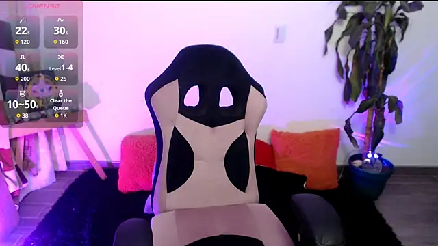 Snapshot of LunaBunny8 chatting on 12-05-25, 02:09 LunaBunny8 online show from 12-05-25, 02:09