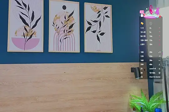 SarahMiler  online show from 10-01-25, 11:49