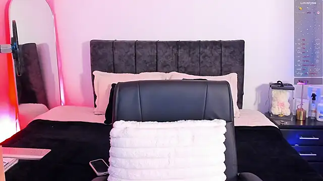 Snapshot of Taylormaxwell chatting on 02-16-26, 08:05 Taylormaxwell online show from 02-16-26, 08:05