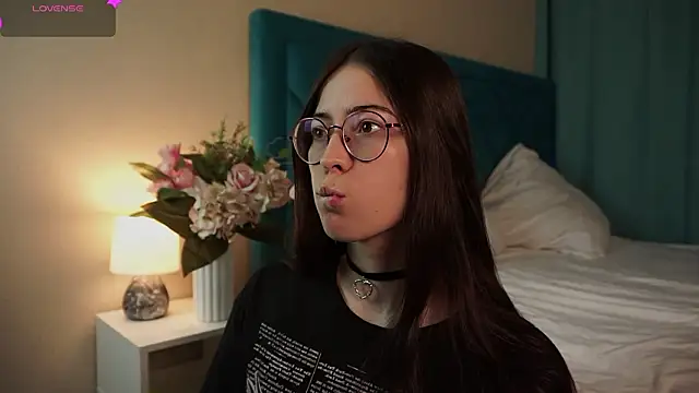 Snapshot of ywixos chatting on 02-15-26, 02:25 ywixos online show from 02-15-26, 02:25