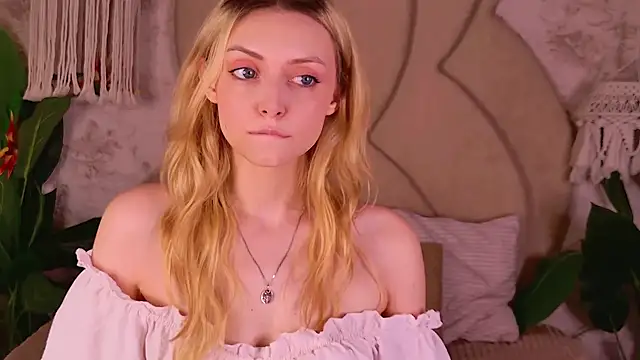 Snapshot of CindyFors chatting on 09-15-25, 09:04 CindyFors online show from 09-15-25, 09:04