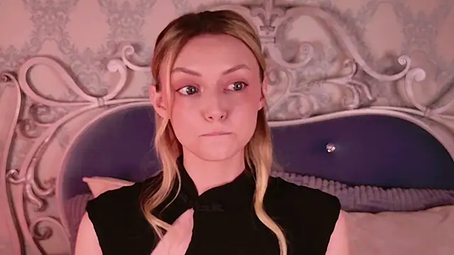 Snapshot of CindyFors chatting on 11-07-25, 09:04 CindyFors online show from 11-07-25, 09:04