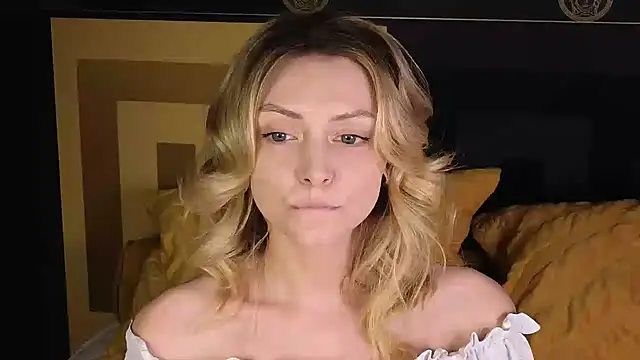 Snapshot of CindyFors chatting on 11-25-25, 08:42 CindyFors online show from 11-25-25, 08:42