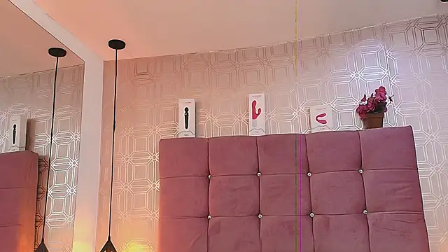 LexieBloom online show from 10-20-25, 04:02