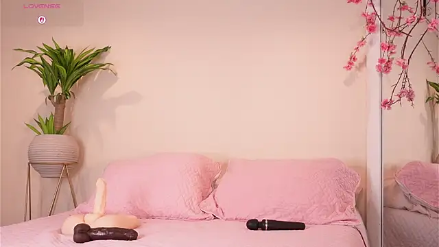 mili moon  online show from 10-23-25, 12:15