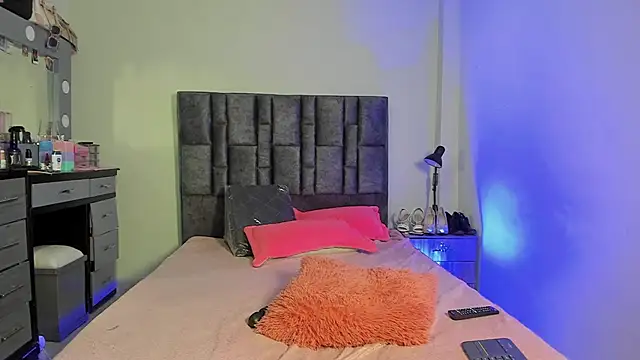 Snapshot of Esmeraldaa- chatting on 01-08-26, 05:54 Esmeraldaa- online show from 01-08-26, 05:54