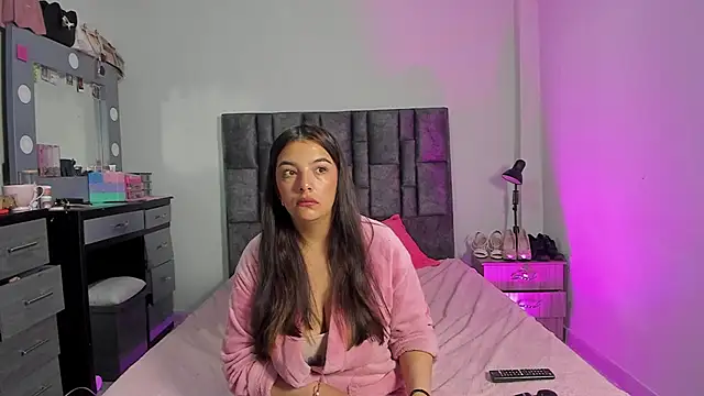 Snapshot of Esmeraldaa- chatting on 01-12-26, 06:51 Esmeraldaa- online show from 01-12-26, 06:51