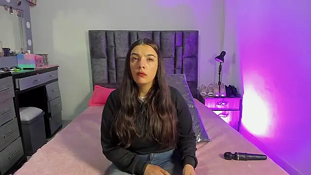 Snapshot of Esmeraldaa- chatting on 01-18-26, 09:57 Esmeraldaa- online show from 01-18-26, 09:57