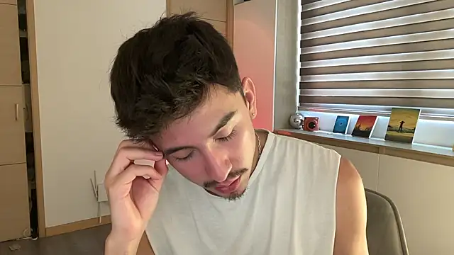 sweettaaron01 online show from 12-19-25, 06:15