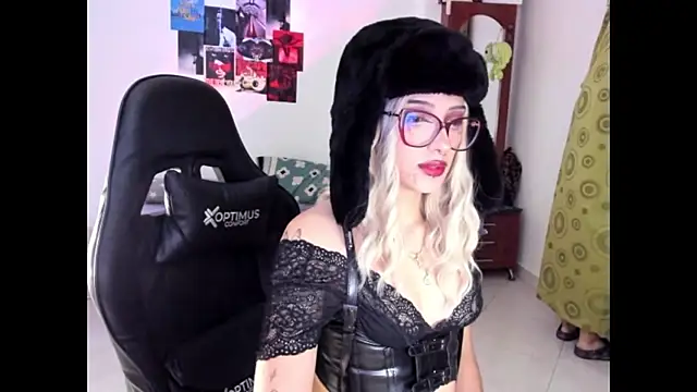 Snapshot of Oliver_and_kalypso chatting on 10-25-25, 02:52 Oliver and kalypso online show from 10-25-25, 02:52