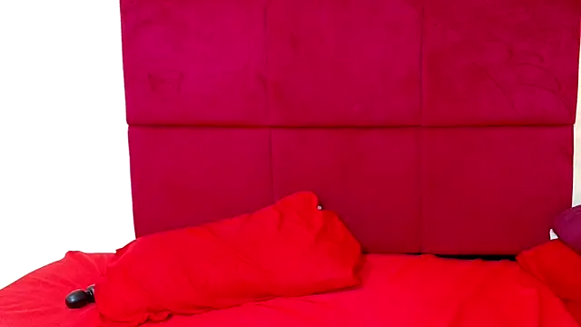 Snapshot of HugeTitisxx chatting on 11-17-25, 02:56 HugeTitisxx online show from 11-17-25, 02:56