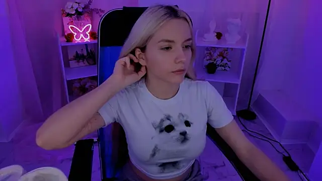 AuroraWrenfield online show from 09-15-25, 04:40