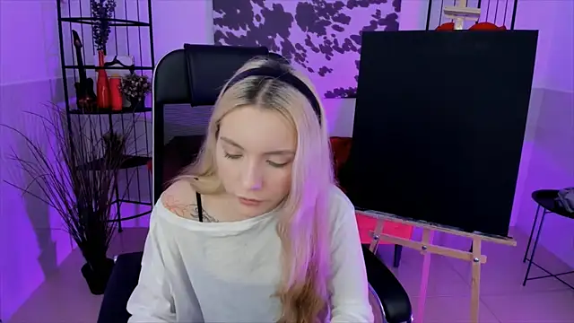 AuroraWrenfield online show from 10-02-25, 07:48