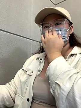 Snapshot of ariel_613 chatting on 10-15-25, 10:04 ariel 613 online show from 10-15-25, 10:04