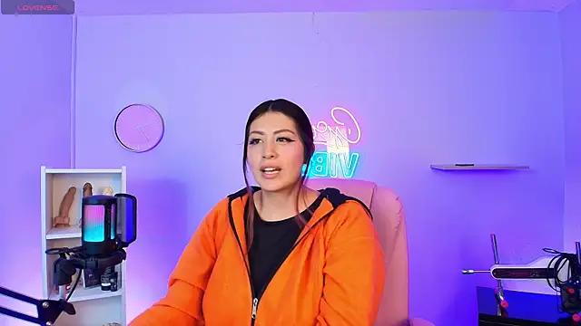 Snapshot of Aphriil__ chatting on 10-11-25, 12:10 Aphriil online show from 10-11-25, 12:10