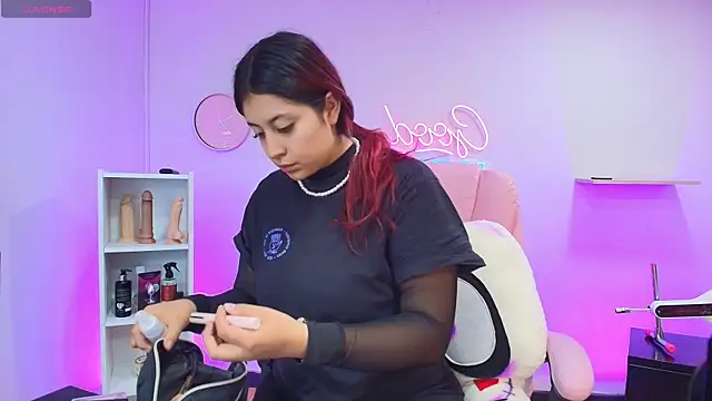 Snapshot of Aphriil__ chatting on 10-21-25, 07:47 Aphriil online show from 10-21-25, 07:47