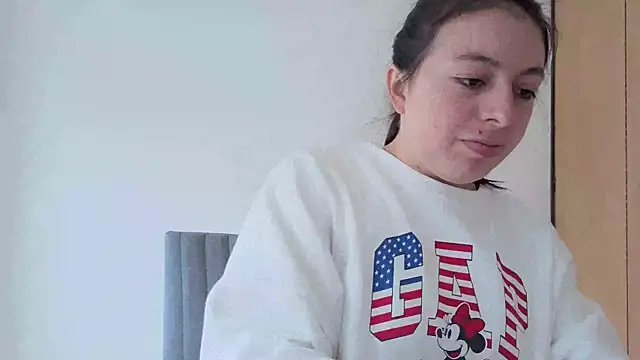 Snapshot of MiaKimky chatting on 10-08-25, 04:37 MiaKimky online show from 10-08-25, 04:37