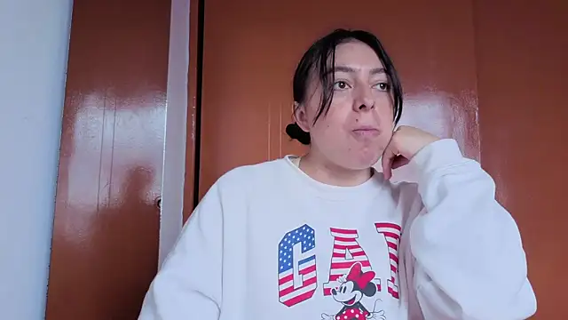 Snapshot of MiaKimky chatting on 10-27-25, 04:33 MiaKimky online show from 10-27-25, 04:33