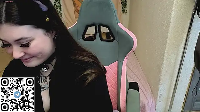 Snapshot of mirana_blade chatting on 10-28-25, 10:52 mirana blade online show from 10-28-25, 10:52