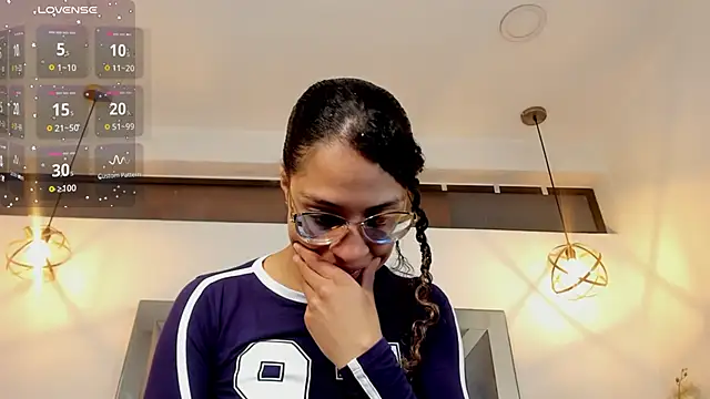 Hanna Cornee  online show from 11-19-25, 01:33