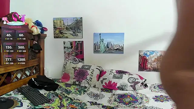 Snapshot of Roxana_Tony chatting on 02-18-26, 02:18 Roxana Tony online show from 02-18-26, 02:18