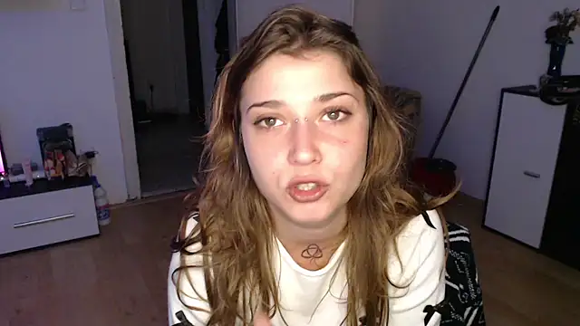 Snapshot of Aliens4twenty chatting on 10-24-25, 06:54 Aliens4twenty online show from 10-24-25, 06:54