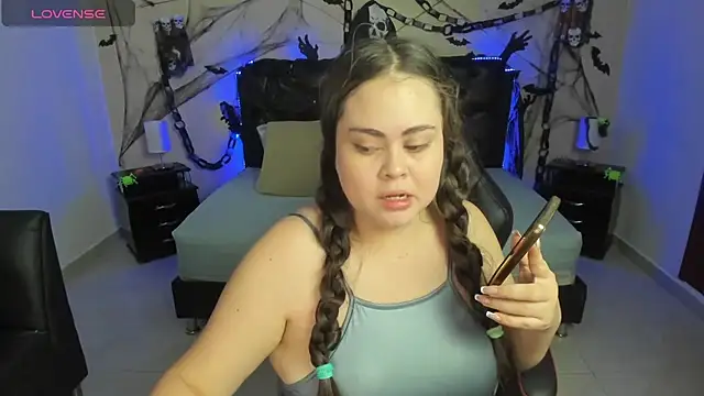 LolaVillalobos online show from 10-30-25, 11:33