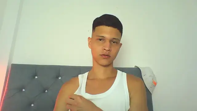 Snapshot of Twinkcock22 chatting on 09-29-25, 04:28 Twinkcock22 online show from 09-29-25, 04:28