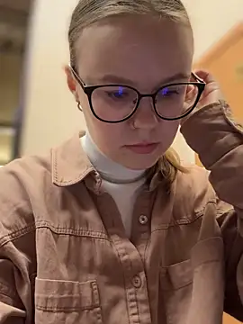 Snapshot of _CherryBloom_ chatting on 10-06-25, 06:22  CherryBloom  online show from 10-06-25, 06:22