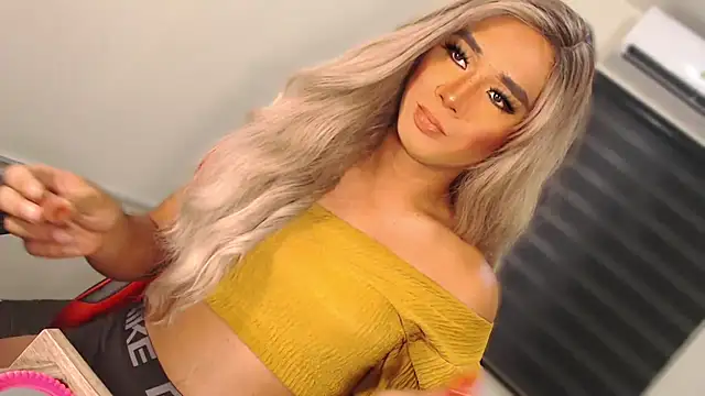 Snapshot of SissifyMeNow chatting on 10-06-25, 10:18 SissifyMeNow online show from 10-06-25, 10:18