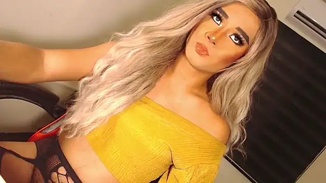 Snapshot of SissifyMeNow chatting on 10-09-25, 05:11 SissifyMeNow online show from 10-09-25, 05:11