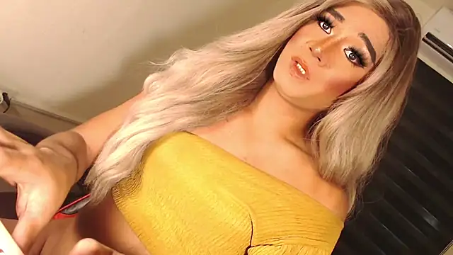 Snapshot of SissifyMeNow chatting on 10-12-25, 11:26 SissifyMeNow online show from 10-12-25, 11:26