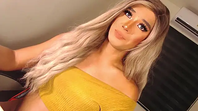 Snapshot of SissifyMeNow chatting on 10-24-25, 12:41 SissifyMeNow online show from 10-24-25, 12:41