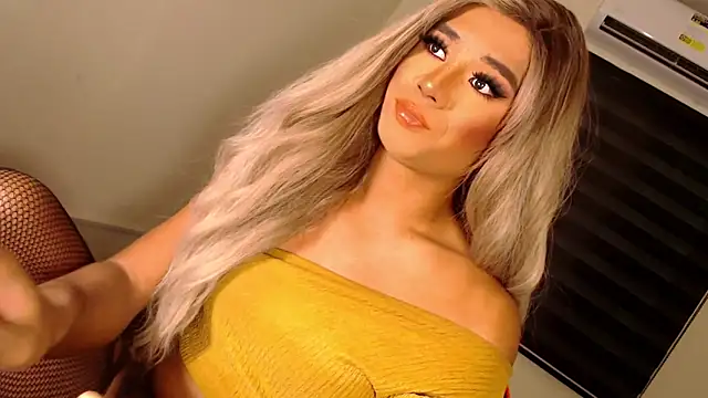 Snapshot of SissifyMeNow chatting on 10-27-25, 01:31 SissifyMeNow online show from 10-27-25, 01:31