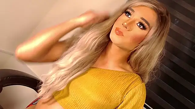 Snapshot of SissifyMeNow chatting on 11-02-25, 11:18 SissifyMeNow online show from 11-02-25, 11:18